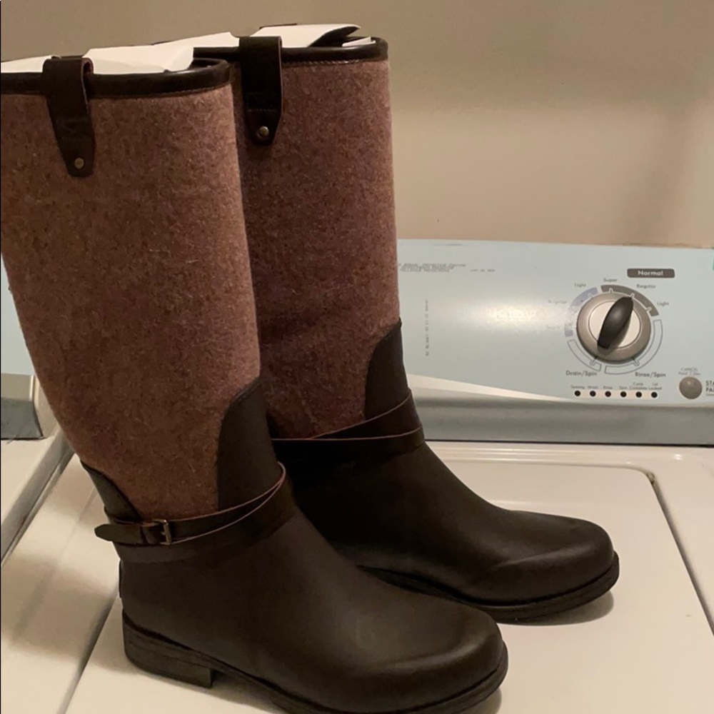 Brand new uggs rain boots